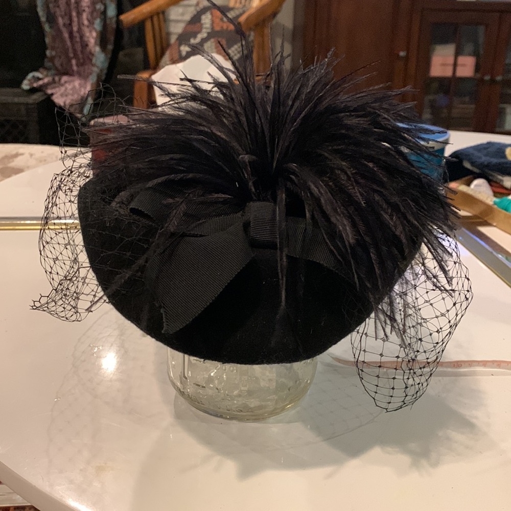 Vintage black wool felt, feather, and tulle fascinator - Picture 2 of 5